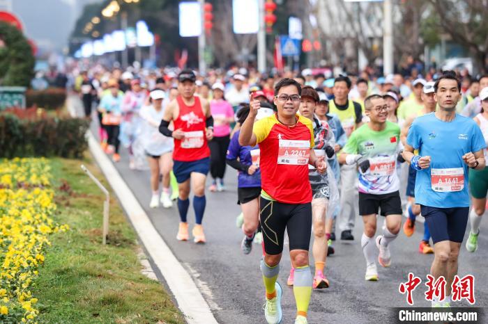 2万名海内外跑者汇聚贵州兴义，竞逐2024万峰林马