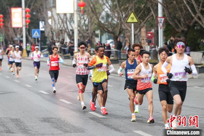 2万名海内外跑者汇聚贵州兴义，竞逐2024万峰林马