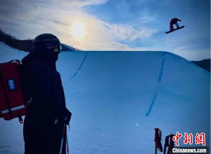 十四冬赛场的滑雪医生：4分钟抵达赛道、只守护