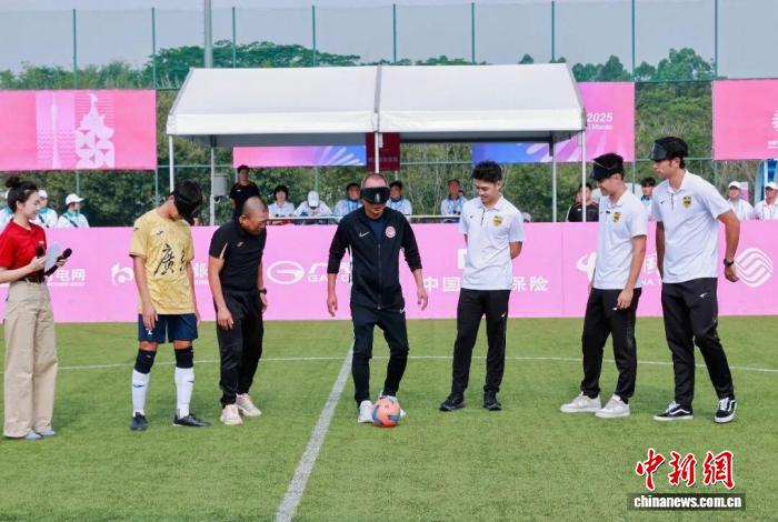 广州名宿温志军携手多名现役球员走进盲人足球