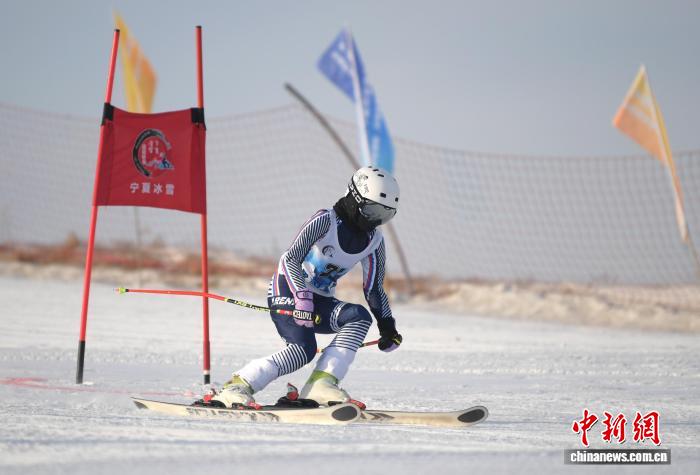 宁夏青少年高山滑雪赛首金诞生 张宝匀女子甲组