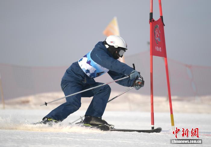宁夏青少年高山滑雪赛首金诞生 张宝匀女子甲组