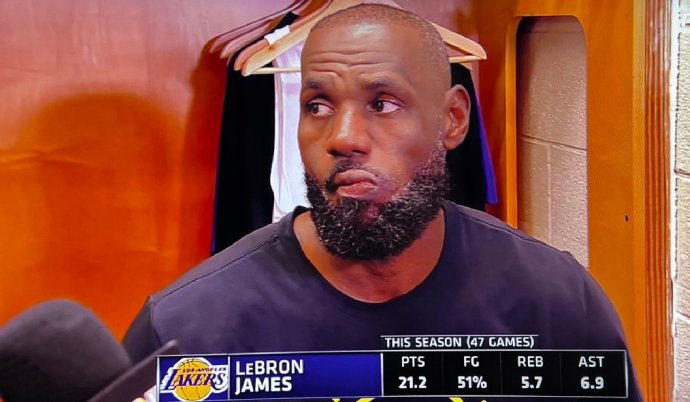 勒布朗·詹姆斯5秒封盖米切尔点燃湖人主场