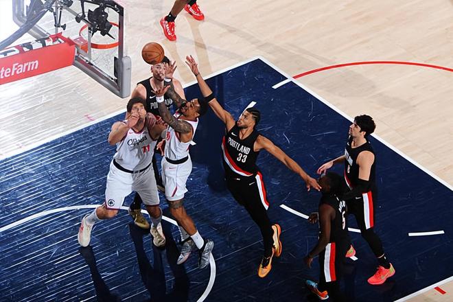 开拓者逆转快船科林斯高效17+6但球队失利加兰低