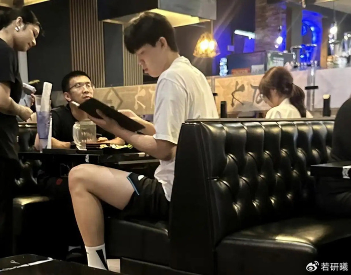 杨瀚森女友与利拉德儿子互动引热议 回应球迷质