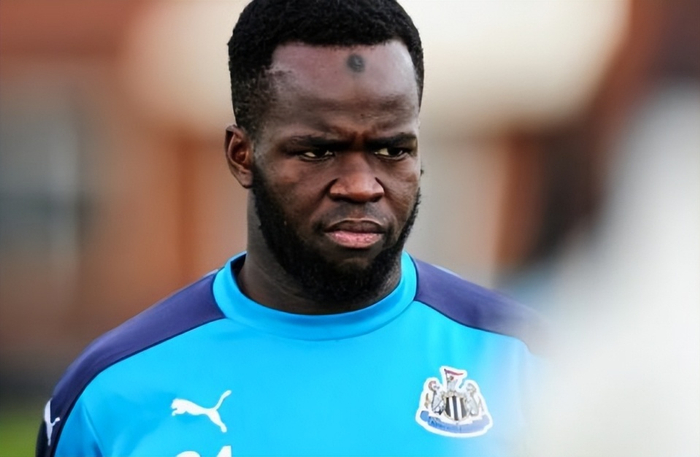 足坛心脏病猝死频发：生死时速下的急救革命