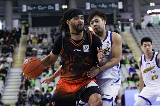 山东男篮客场迎战浙江队 邱彪用人策略引关注